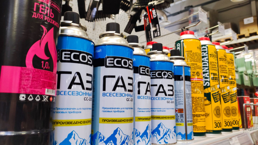 Газовые баллоны ECOS и TOURIST на полке магазина