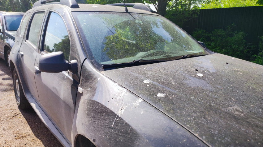 Грязный автомобиль с загрязнённым капотом и лобовым стеклом