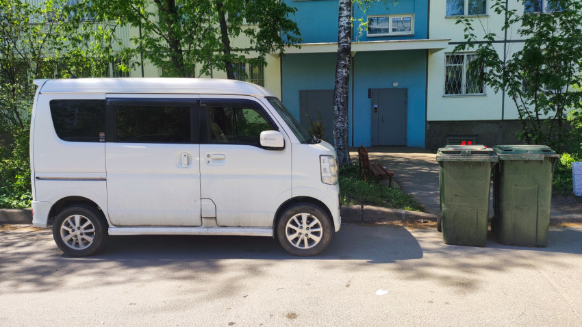 Suzuki Every Wagon, припаркованный у подъезда жилого дома