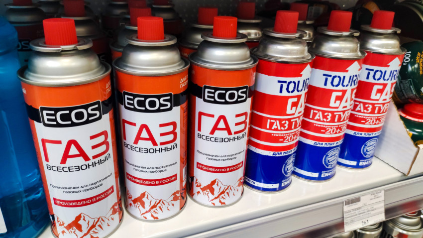 Газовые баллоны ECOS и TOURIST, размещённые на магазинной полке