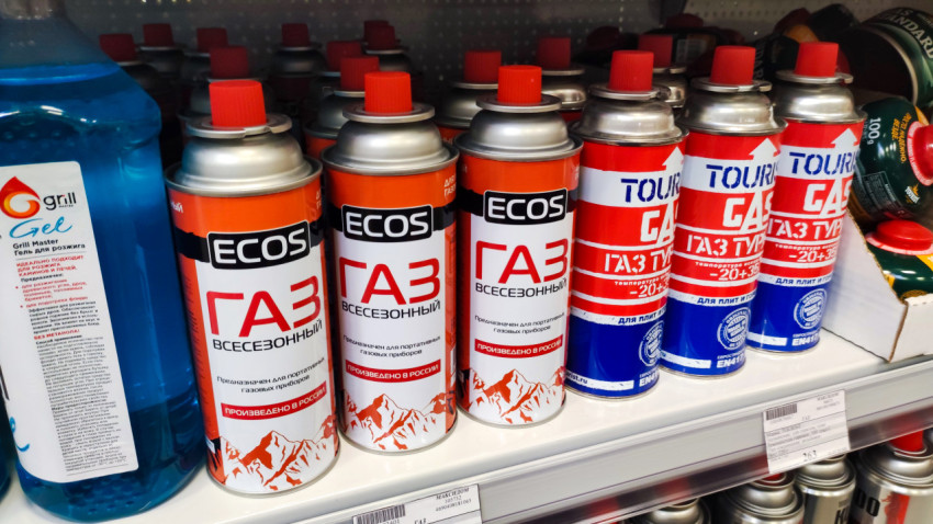 Газовые баллоны ECOS и TOURIST на витрине магазина