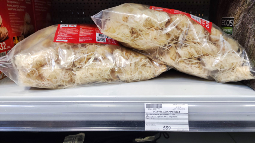 Упаковки деревянных роллов для розжига на полке магазина