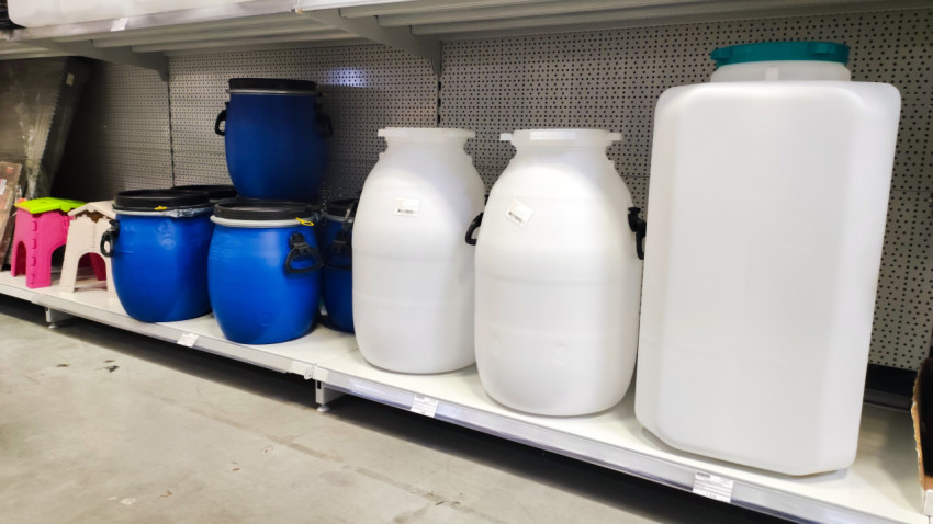 Пластиковые бочки и ёмкости на полке магазина