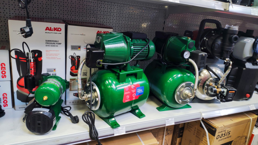 Насосные станции с гидроаккумуляторами на полке магазина