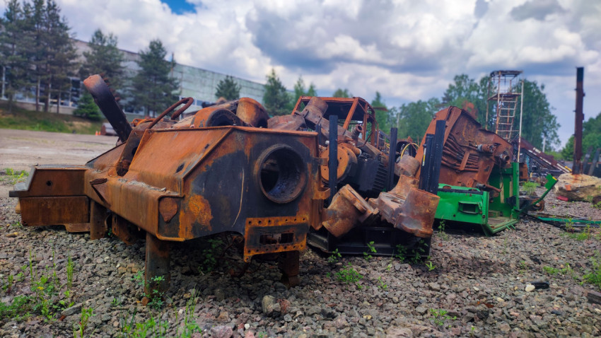 Разобранные металлические конструкции на промышленной площадке