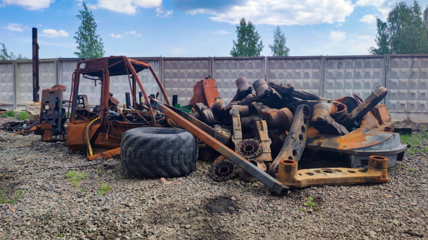 Груда металлических деталей и остов сгоревшей техники