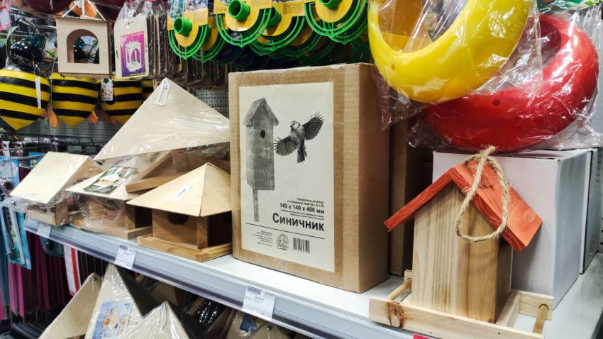 Скворечники и кормушки на полке магазина