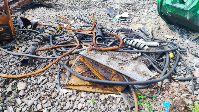 Рассыпанные металлические и резиновые детали на щебёночной поверхности