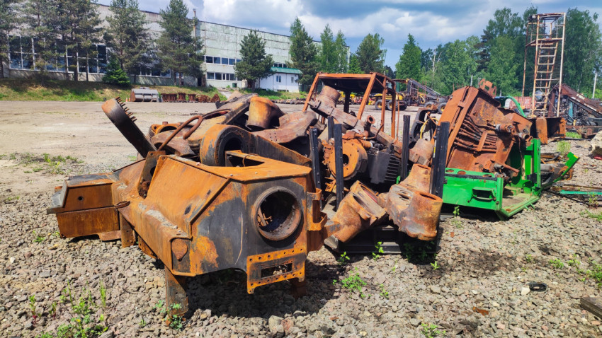 Демонтированная техника и металлические узлы на открытой промплощадке