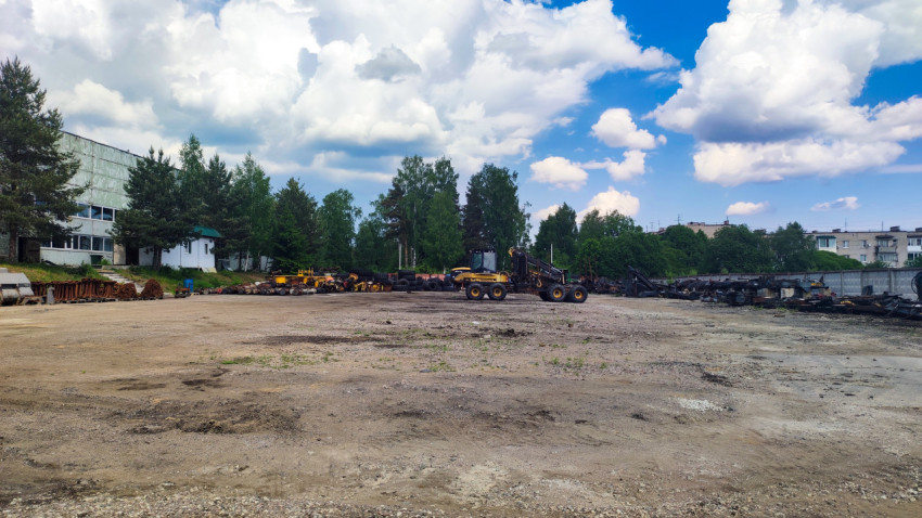 Площадка с тяжёлой техникой и складом запчастей