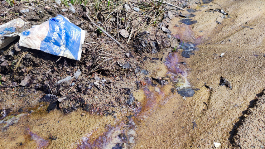 Обочина грунтовой дороги с минерализованным стоком и мусором