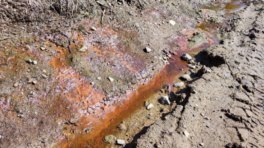 Придорожный сток с минеральными осадками на грунтовой поверхности