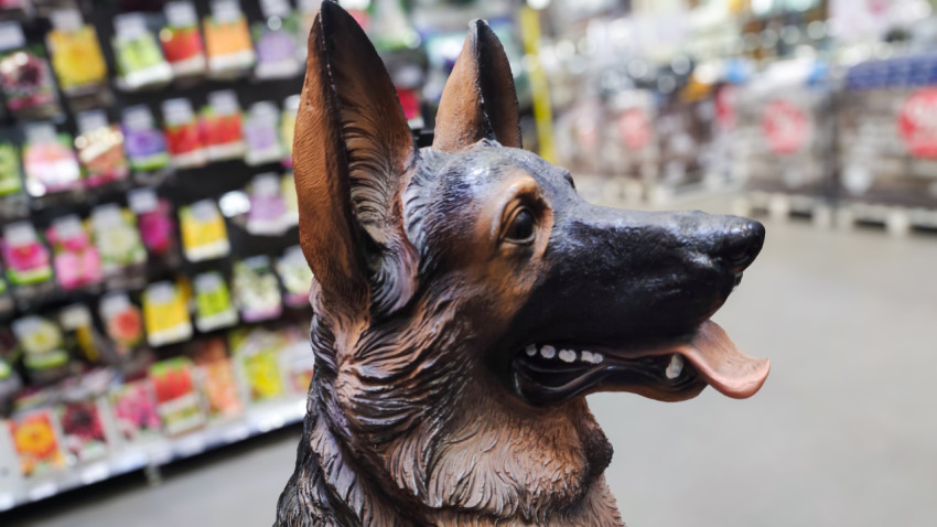 Декоративная фигурка овчарки сбоку в магазине