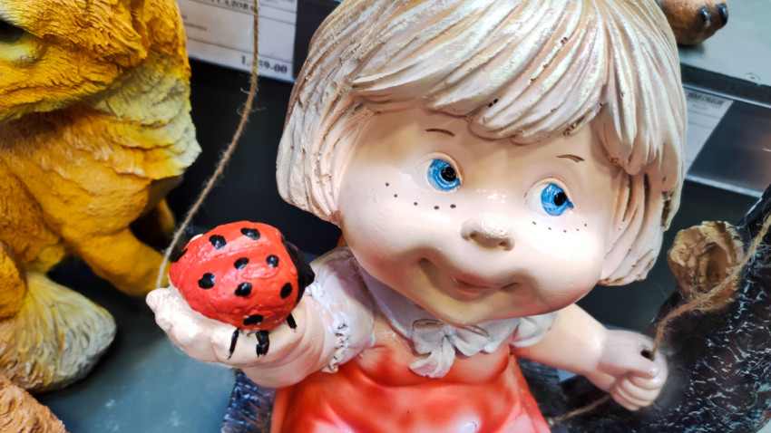 Декоративная фигурка девочки с божьей коровкой крупным планом