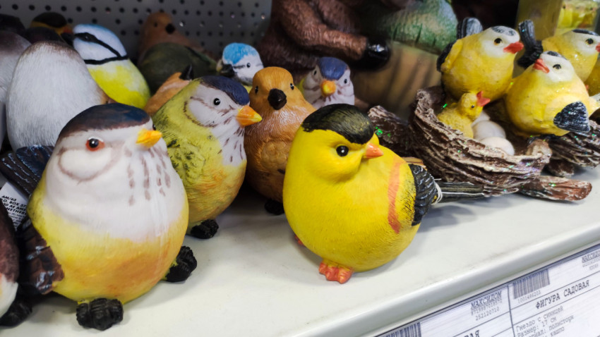 Садовые фигурки птиц на полке магазина