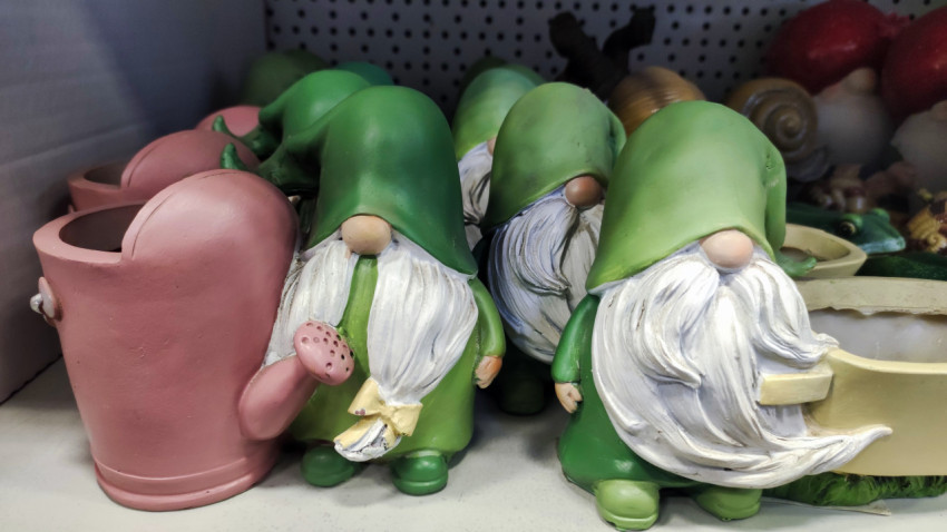 Садовые фигурки гномов на полке магазина