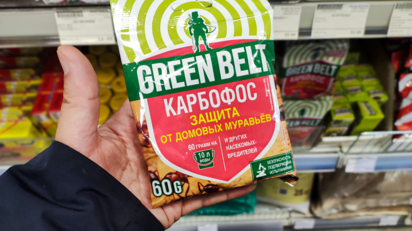 Пакет инсектицида «Green Belt Карбофос» в руке покупателя