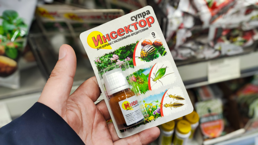 Флакон средства «Инсектор Супра» на блистере для борьбы с насекомыми