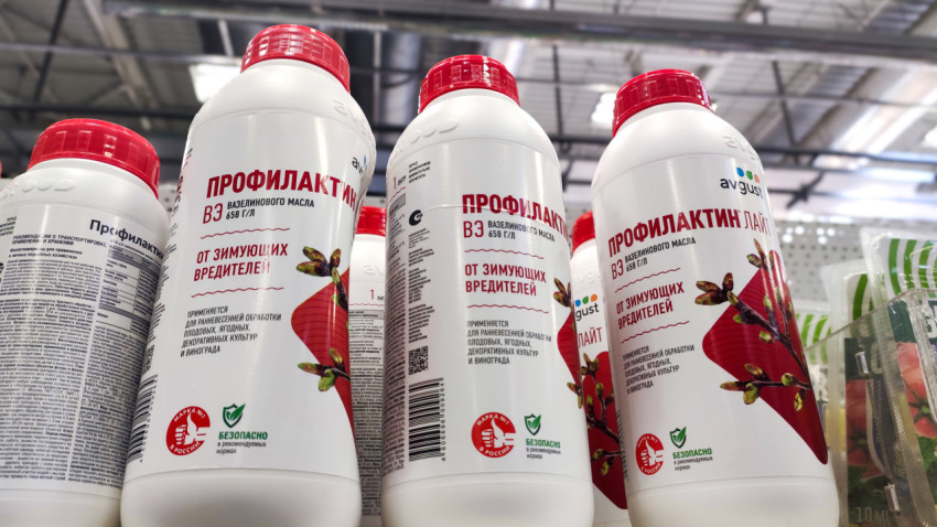 Бутылки препарата «Профилактин ВЗ» на торговой полке