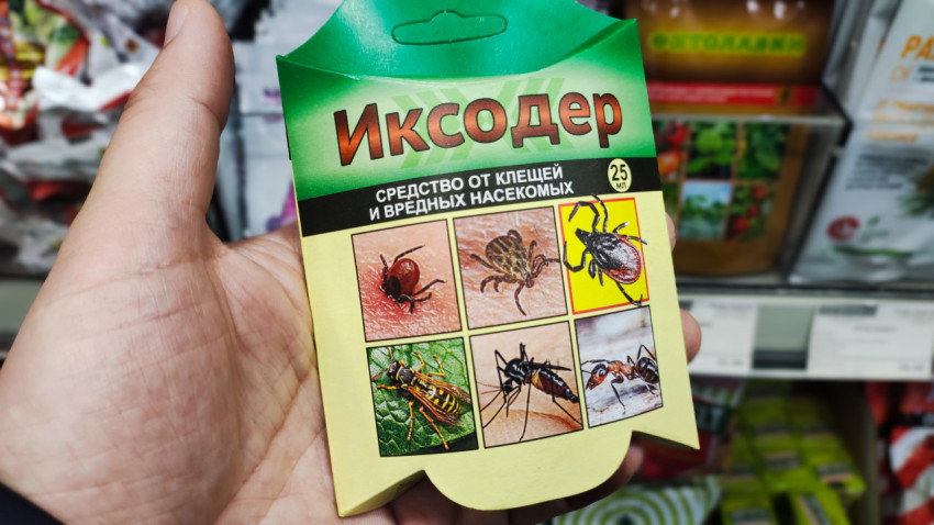 Упаковка средства «Иксодер» от клещей и насекомых в руке покупателя