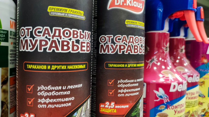 Средства Dr.Klaus и Delicia против садовых муравьев на полке магазина