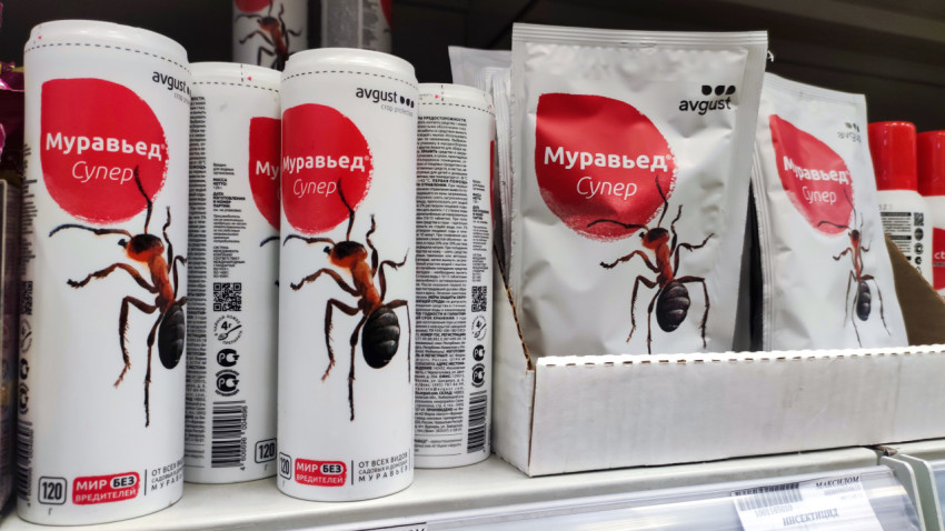 Инсектицид «Муравьед Супер» в различных видах упаковки на полке магазина