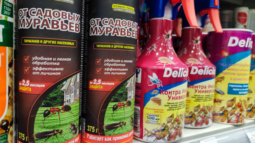 Упаковки средства «От садовых муравьев» и Delicia на полке магазина