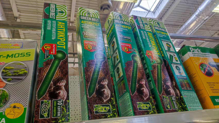 Отпугиватели кротов Green Belt на верхней полке магазина