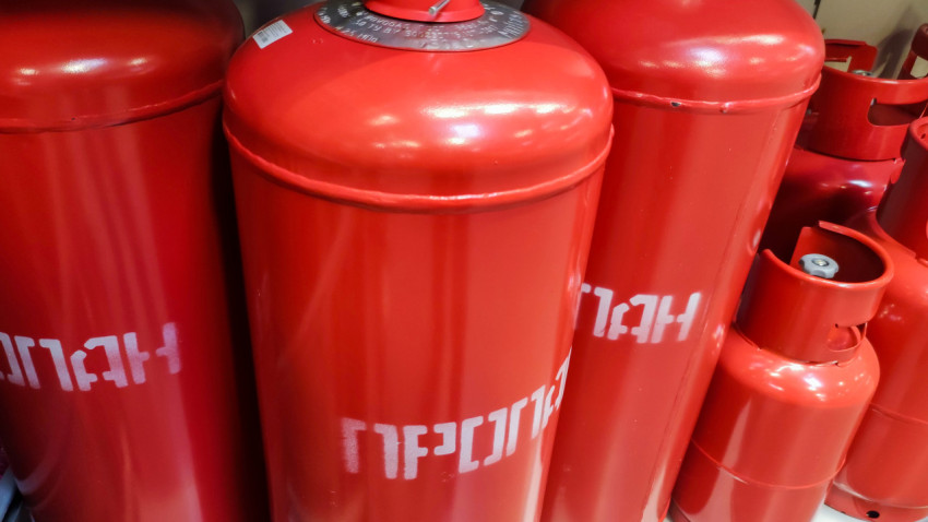 Газовые баллоны пропана крупным планом на полке магазина