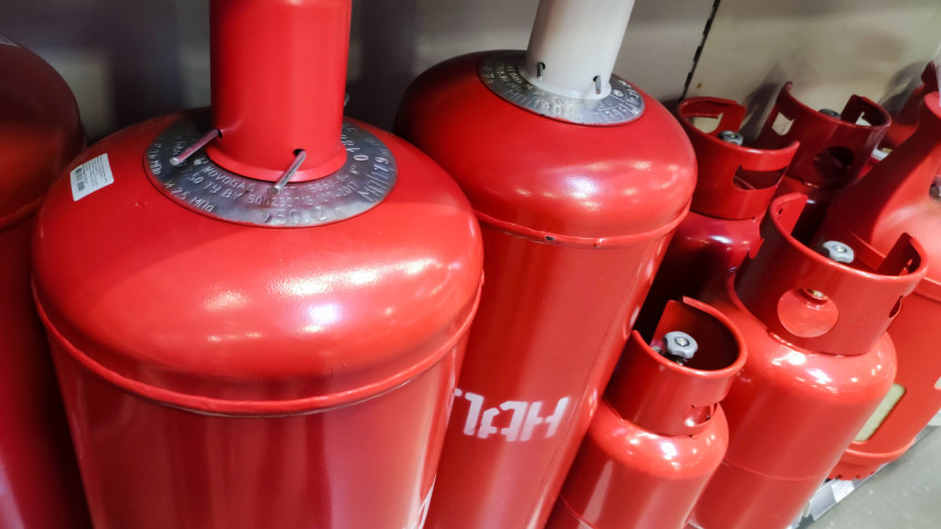 Газовые баллоны пропана на полке магазина с видом сверху