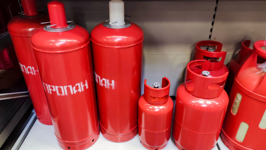 Газовые баллоны пропана разных типов на витрине магазина