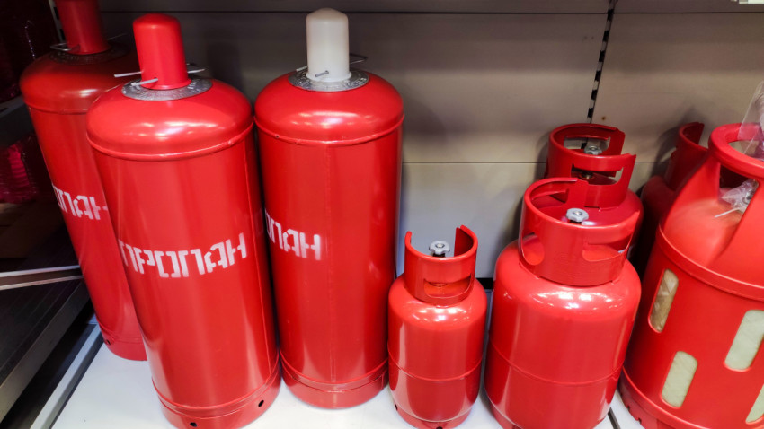 Ряд газовых баллонов пропана крупным планом