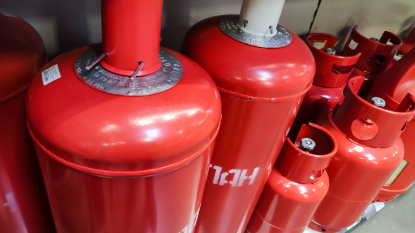 Верхние части газовых баллонов пропана с маркировкой