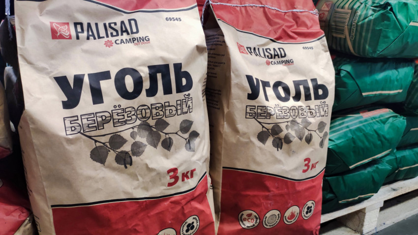 Мешки с березовым углем в магазине