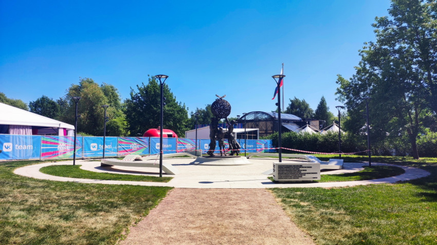 Скульптурная композиция «Семья — залог мира» в Парке 300-летия Санкт-Петербурга на фоне ограждений и сцены