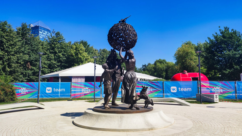 Деталь композиции «Семья — залог мира» с собакой у основания на круговой площадке Парка 300-летия Санкт-Петербурга