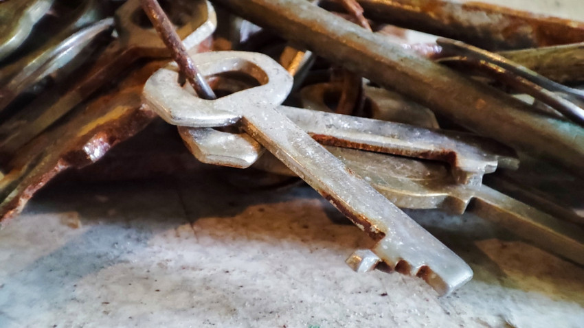 Макросъёмка металлического ключа на фоне связки других ключей