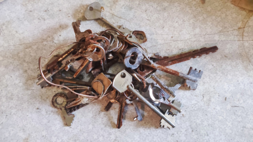 Связка ржавых и блестящих ключей с длинным ключом на переднем плане