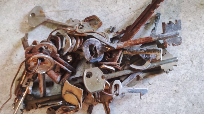 Крупный план связки ключей с ржавчиной и металлической маркировкой