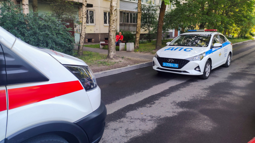 Патрульный автомобиль ДПС стоит на дворовой дороге рядом с машиной скорой помощи