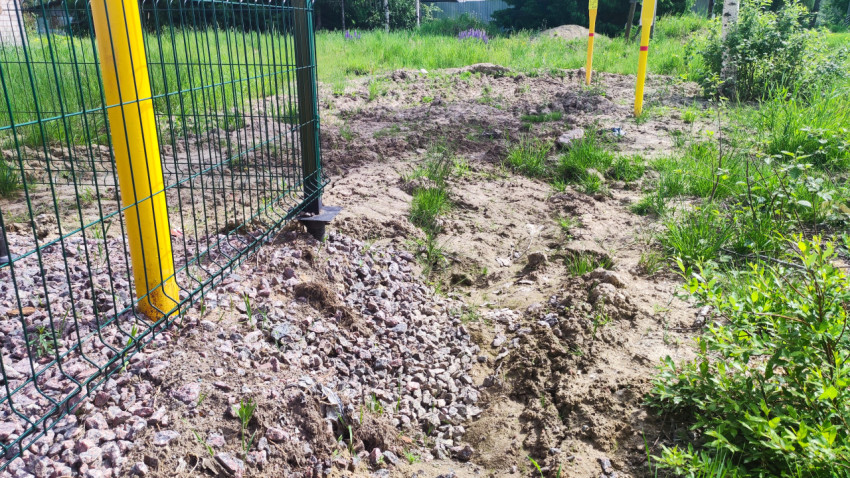 Сетчатое ограждение и отсыпка щебнем на участке разрытого грунта