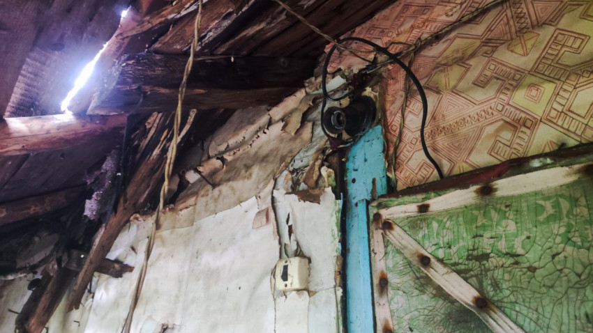 Фрагмент стены с электропроводкой в заброшенном доме