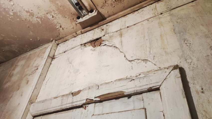 Повреждённый дверной проём с трещинами