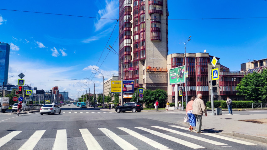 Пешеходный переход на Ленинском проспекте с троллейбусными проводами и высотным домом