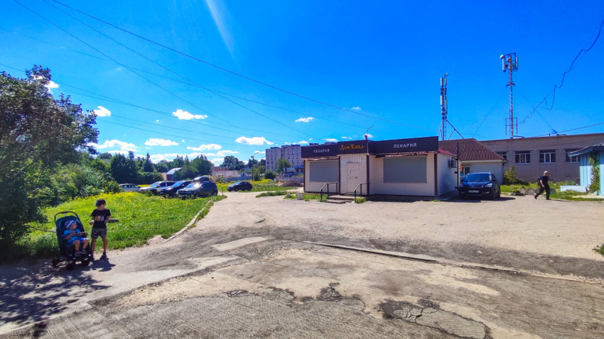 Киоск «Пекарня Дом Хлеба» на открытой площадке у парковки и линий связи