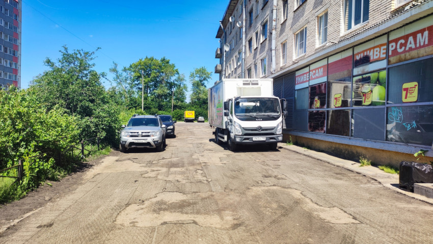 Грузовик ГАЗ у витрин магазина «Универсам» на дворовом проезде