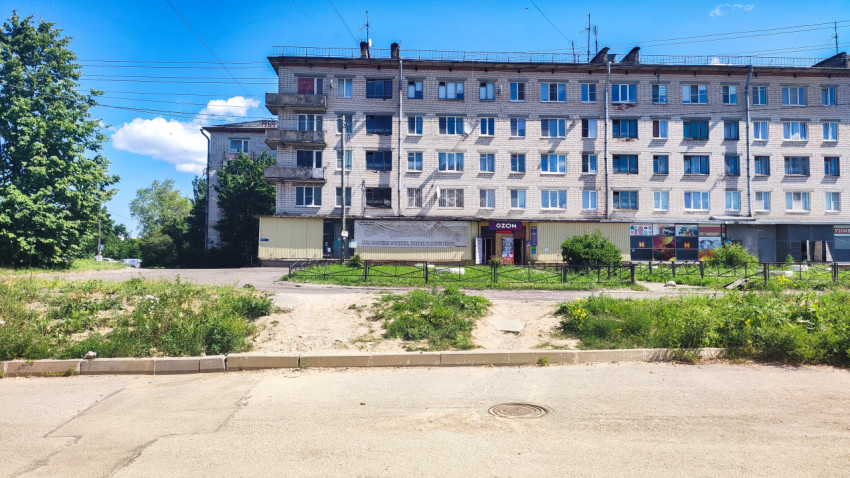 Пятиэтажный жилой дом с витринами магазинов на первом этаже