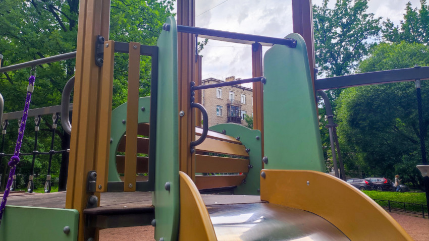 Дворовый игровой комплекс с горкой, перекладинами и верёвочными элементами