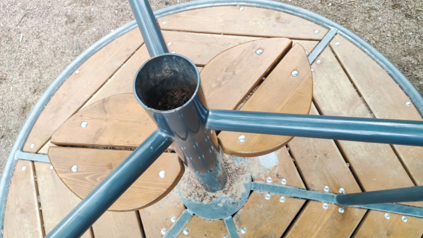 Основание уличной карусели с деревянным настилом и металлическими спицами