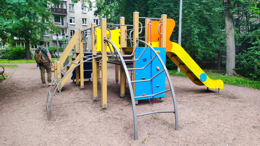 Игровой комплекс с горкой и лазалкой на дворовой площадке